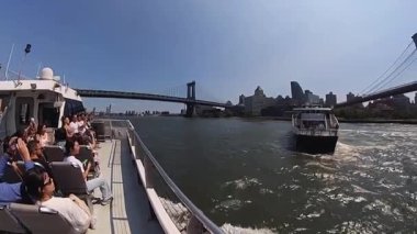 NEW YORK, ABD - 7 Temmuz 2024 New York, Hudson Nehri 'nin güneşli bir gününde çarpıcı gökyüzü ve manzaralı rıhtımı gösteren canlı ve heyecan verici bir tekne gezisi.