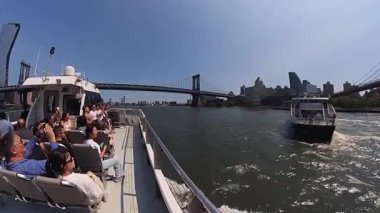NEW YORK, ABD - 7 Temmuz 2024 New York, Hudson Nehri 'nin güneşli bir gününde çarpıcı gökyüzü ve manzaralı rıhtımı gösteren canlı ve heyecan verici bir tekne gezisi.