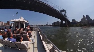 NEW YORK, ABD - 7 Temmuz 2024 New York, Hudson Nehri 'nin güneşli bir gününde çarpıcı gökyüzü ve manzaralı rıhtımı gösteren canlı ve heyecan verici bir tekne gezisi.