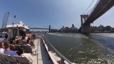 NEW YORK, ABD - 7 Temmuz 2024 New York, Hudson Nehri 'nin güneşli bir gününde çarpıcı gökyüzü ve manzaralı rıhtımı gösteren canlı ve heyecan verici bir tekne gezisi.