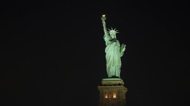 Özgürlük Anıtı 'nın göz kamaştırıcı bir gece manzarası var. Özgürlüğün ve umudun güçlü bir sembolü.