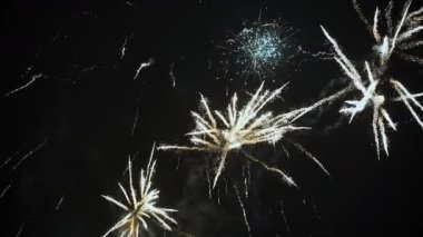 Nefes kesen havai fişekler, gece gökyüzünü canlı patlamalar ve yıldız benzeri desenlerle aydınlatıyor..