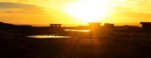 Hermoso Atardecer Amarillo Anaranjado Con Luz Del Sol Brillando Bajo —  Fotos de Stock