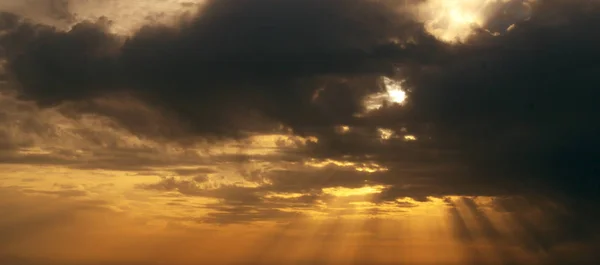 Луч Солнца Исходящий Облаков Закате — стоковое фото