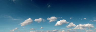 Beyaz bulutlu mavi gökyüzü 