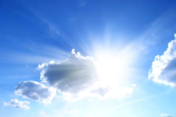 Sol Alto Céu Com Raios Brotando Frente Das Nuvens — Fotografia de Stock