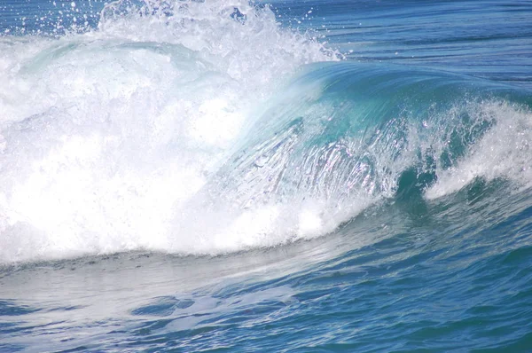 美丽的泡沫波在蓝色的大海 — 图库照片