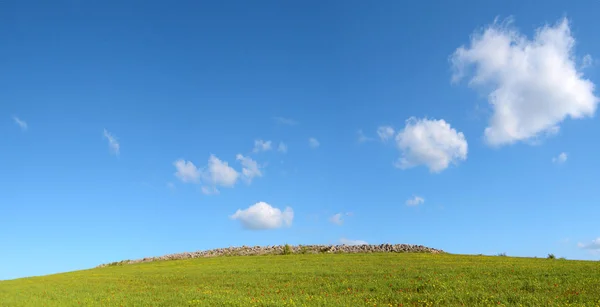 Grön Kulle Med Moln Den Blå Himlen — Stockfoto