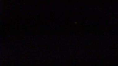 Karanlık gökyüzünü aydınlatan ve renklendiren güzel havai fişekler. video 