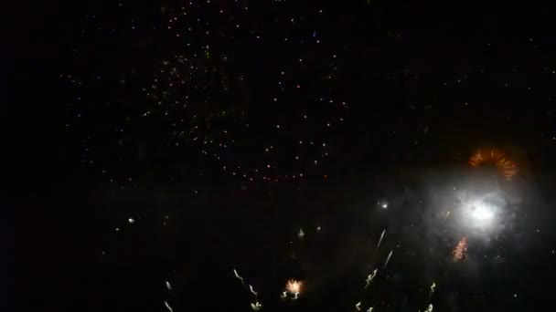 Beaux Feux Artifice Qui Illuminent Colorent Ciel Nocturne Sombre Vidéo — Video