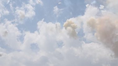 Gündüz havai fişekler. Gökyüzü görünümü 