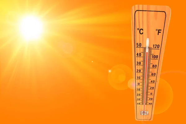 Ηλιόλουστο Καλοκαιρινό Φόντο Θερμόμετρο Που Σηματοδοτεί Μια Θερμοκρασία Πάνω Από — Φωτογραφία Αρχείου