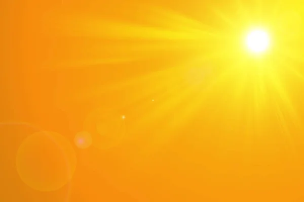 Turuncu bir arka planda parlak güneş ile güneşli yaz arka plan