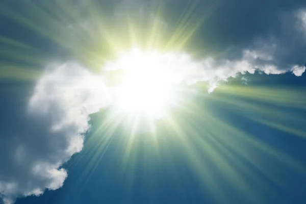 Promienie Słoneczne Kiełkuje Przez Chmury Raj — Zdjęcie stockowe