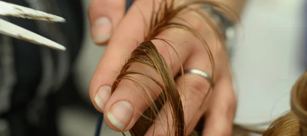 Parrucchiere Con Forbici Pettine Mano Che Taglia Capelli — Foto Stock