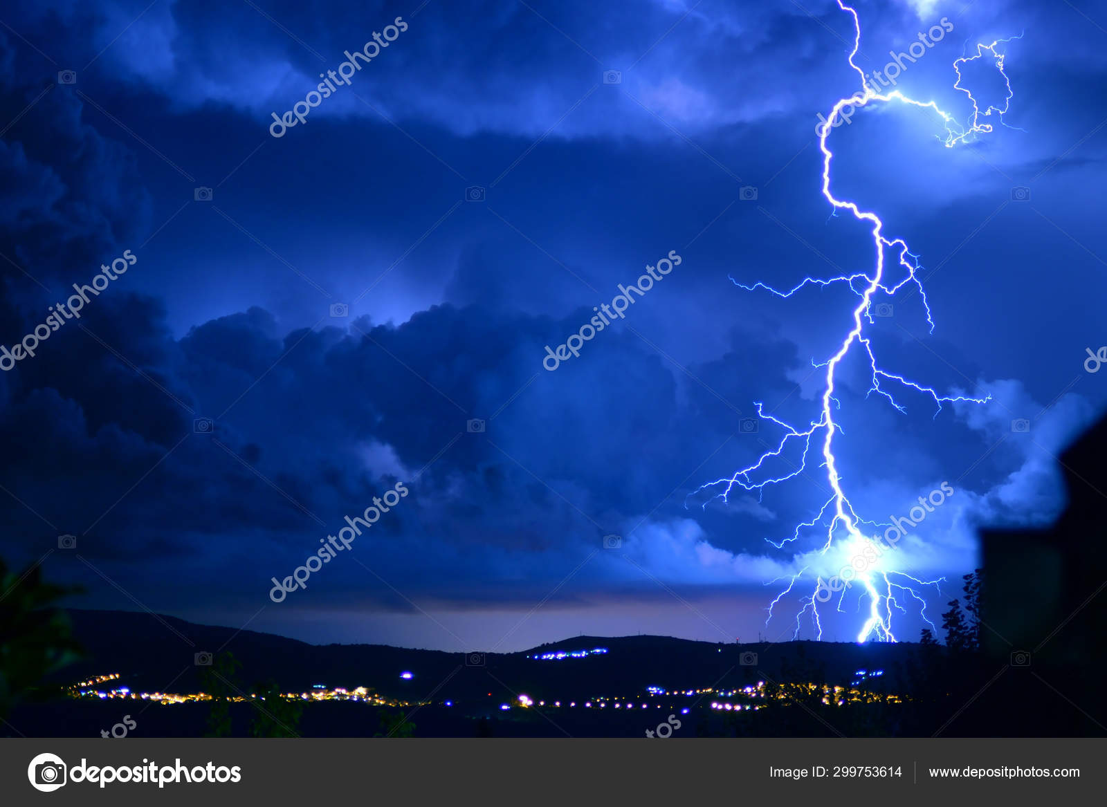 Dangerous Storm Lightning Lightning Stock Photo by ©oraziopuccio 299753614