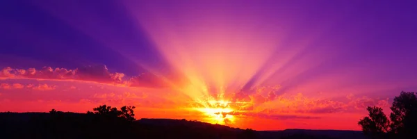 Красное Фиолетовое Небо Утром — стоковое фото
