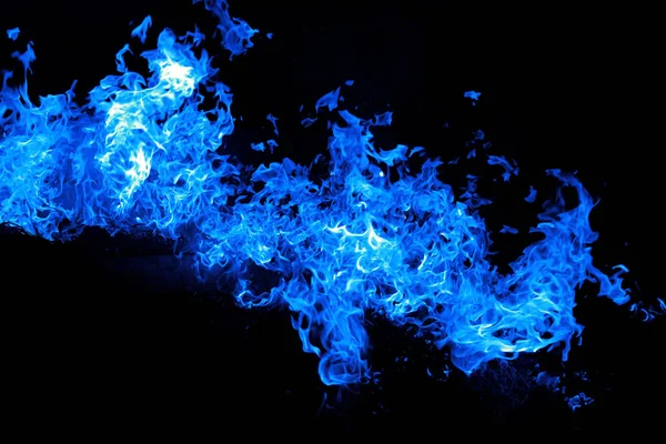 黒地に隔離された炎青い炎 — ストック写真