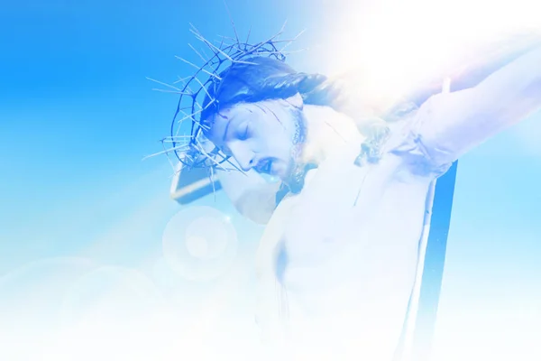 Gesù Cristo Sulla Croce Sullo Sfondo Cielo Blu — Foto Stock