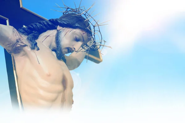 Gesù Cristo Sulla Croce Sullo Sfondo Cielo Blu — Foto Stock