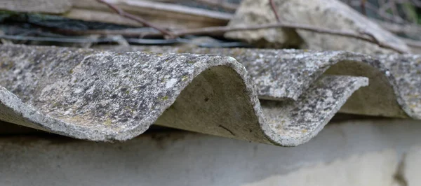 アスベストス屋根 環境中の危険なアスベストスの塵 健康上の問題 — ストック写真