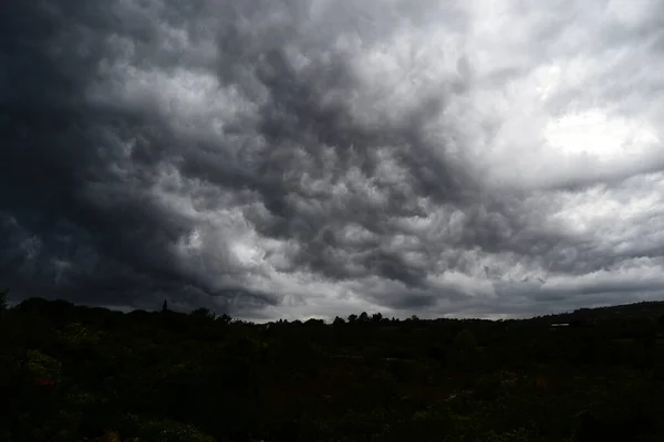 Aşağıdan Görünen Gök Gürültülü Bulutlar Gri Fırtına Bulutları — Stok fotoğraf