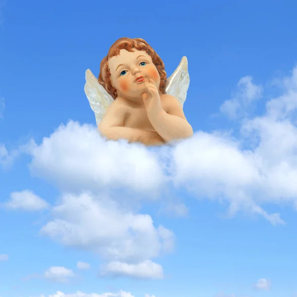 青い空の背景に雲の上に考える天使 クリスマス 洗礼や交わりのためのグリーティングカード — ストック写真
