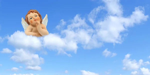 Anioł Myśliciel Nad Chmurami Niebieskim Tle Nieba Kartka Życzeniami Boże — Zdjęcie stockowe