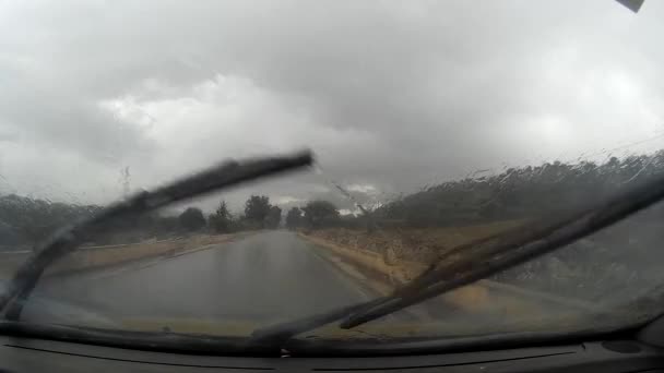 Viajando de carro na chuva com uma corrente pesada — Vídeo de Stock