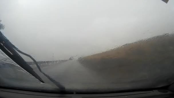 Mit dem Auto im Regen mit schwerer Kette unterwegs — Stockvideo