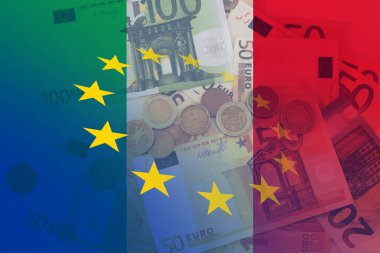 Avro banknotları ve bozuk paralarla Avrupa ve İtalyan bayrağı