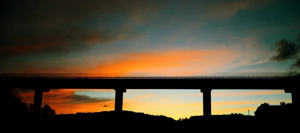 日没時のパイロン橋 日没時の舗装された橋 — ストック写真