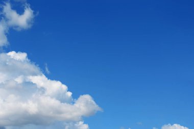 Mavi gökyüzünde beyaz bulutlar yığını