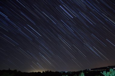 Kutup yıldızının etrafındaki yıldız izleri,