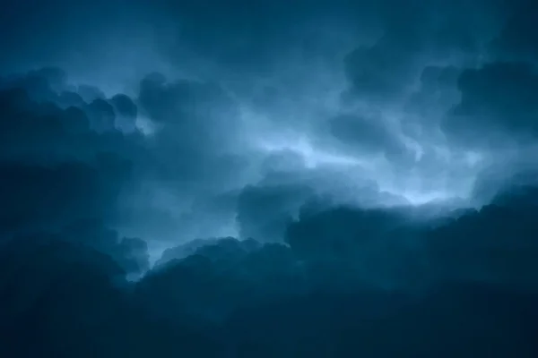 Темрява Штормові Темні Хмари Рухаються Небу Повільна Швидкість Затвора — стокове фото