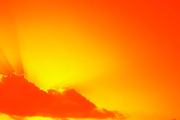 Słońce Przebija Się Przez Białe Chmury — Zdjęcie stockowe