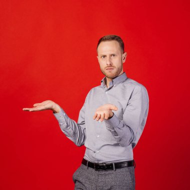 kırmızı arka planda adam. iş, kişi ve ofis konsepti.