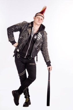 Beyaz bir backgro mohawk saç modeli ile punk rocker Portresi