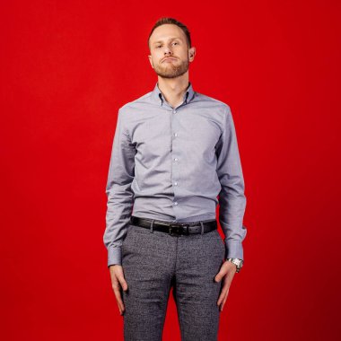 kırmızı arka plan üzerinde adam. insanlar ve duygu kavramı.