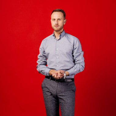 kırmızı arka plan üzerinde adam. insanlar ve duygu kavramı.