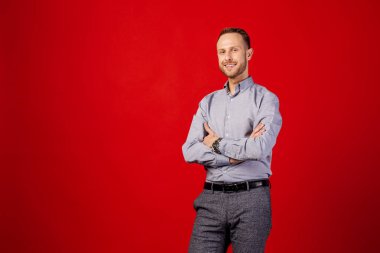 kırmızı arka plan üzerinde adam. insanlar ve duygu kavramı.