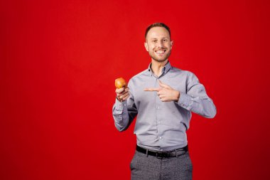 kırmızı arka plan üzerinde adam. insanlar ve duygu kavramı.