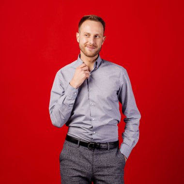 kırmızı arka plan üzerinde adam. insanlar ve duygu kavramı.