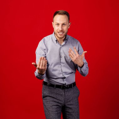 kırmızı arka plan üzerinde adam. insanlar ve duygu kavramı.