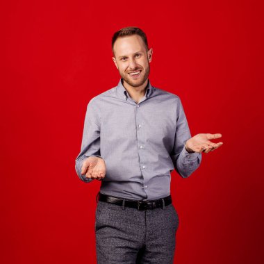 adam kırmızı arka plan üzerinde kol ve elleri ile çaresiz jest gösteren. insanlar ve duygu kavramı.