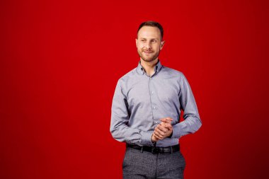 kırmızı arka plan üzerinde adam. insanlar ve duygu kavramı.