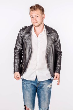 Adam boş ceplerini beyaz duvar arka plan üzerinde gösterilen