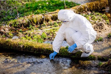 kadın bir test tüpünde su toplar. Ekoloji ve çevre 