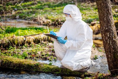 bir test sıvı içeriğini inceleyerek kadın bilim adamı ben tüp