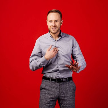 Sanık adam kırmızı arka planda kendini haklı çıkarır. insanlar ve duygu kavramı.